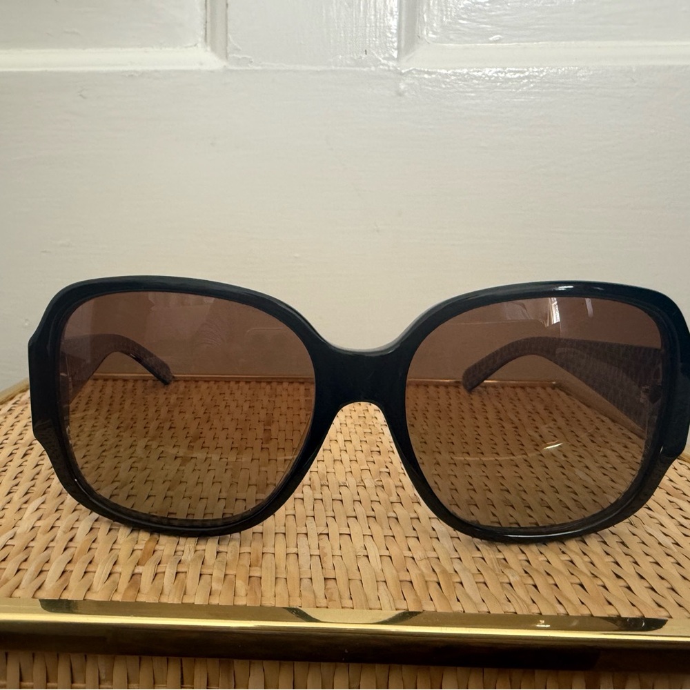 Tory Burch Oversized Black Sunglasses with Brown Gradient Lenses